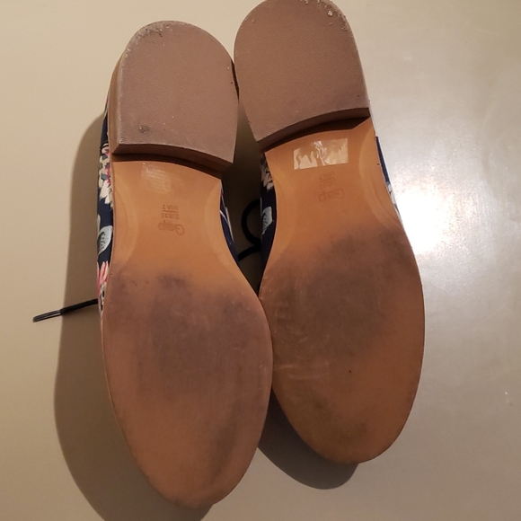 Gap floral fabric Oxford lace up. Size 7 - Picture 5 of 7